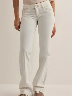 Vita bootcut jeans - Säljer mina Nelly jeans då de inte passar längre, kommer därför ej kunna skicka nya bilder på men kan skicka på allt annat!! De har lite slitningar längst ner❤️❤️❤️storlek 34