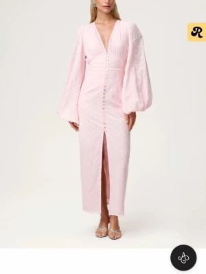 Ljusrosa långklänning från Adoore - Säljer min superfina adooreklänning då den dessvärre har blivit för stor för mig, storlek 40 men liten i storlek, då jag vanligtvis brukar ha stl 38 :) finns defekter då två knappar längst ner har sytts på nytt 💕 