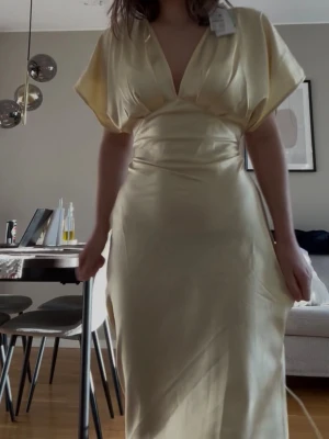 Gul långklänning Gina Tricot - Superfin balklänning från gina. Endast testad. Säljer bara då jag köpt en annan jag ska ha istället!
