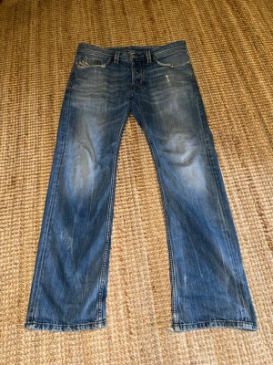 Diesel bootcut Larkee - Tjena, detta är en intressekoll på mina Diesel larkee jeans som är bootcut och har väldigt fet wash och fade! Även väldigt feta slitningar!! 😊‼️då detta bara är en intressekoll så stämmer priset inte överens‼️