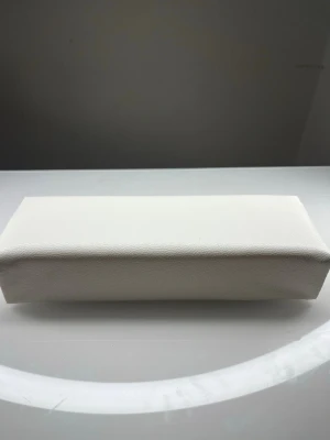 Vitt armstöd  - Vitt armstöd från Nagelgiganten, bra skick förutom några få fläckar som knappt syns.  Armstödet finns inte längre på deras hemsida. L:30cm B:10cm