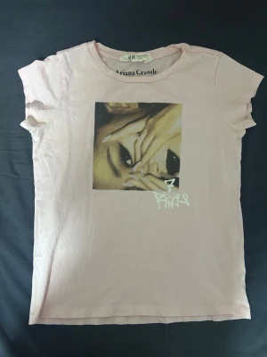 Ariana Grande rosa t-shirt - Ljusrosa t-shirt från H&M med Ariana Grande-tryck på bröstet