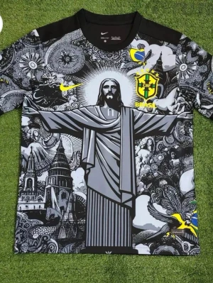 Nike Brasil grafisk t-shirt svart/gul - Unik svart t-shirt från Nike med Brasilien-tema och stort grafiskt tryck av Kristusstatyn, kyrkor och detaljerade mönster i grått och vitt. Gula detaljer som Nike-logga och CBF-märke på bröstet. Tillverkad i mjuk bomull och har korta ärmar.