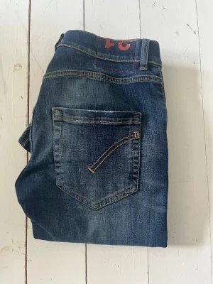 Dondup jeans  - Super snygga mörkblå dondup jeans med lite slitningar, storlek 31. Modell Mius slim fit men har flera par George hemma och tycker de sitter likadant. Skriv vid frågor!
