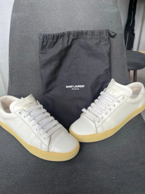 Saint Laurent skor  - Ett par riktigt snygga Saint Laurent i rikigt bra skick 9/10. Äkthetsverifiering från sicuro fashion medkommer men även dustbag. Bara o skriva vid frågor
