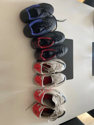 4 st fotbolls skor - Säljer 4 st fotbolls skor                                                    1 st 55kr.vita Nike skor med dobbar 38,5.Vita Nike skor utan dobbar 36.Blå svarta fotbolls skor med dobbar 35 och sist svart röda fotbolls skor size 36 med dobbar.