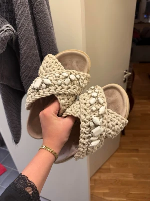 inuikii tofflor  - Inuikii tofflor köpta förra sommaren, använda men i gott skick, en liten fläck på vardera sko undertill men ingen man ser om man inte kollar under och inget jag la märke till förens nu🩷 nypris 2 399kr, pris kan diskuteras vid snabbaffär