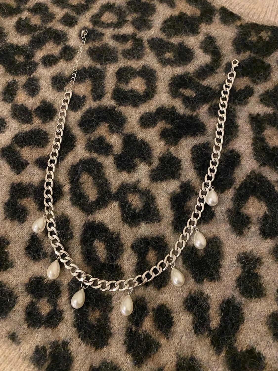 Silverfärgat halsband med pärldroppar - 1