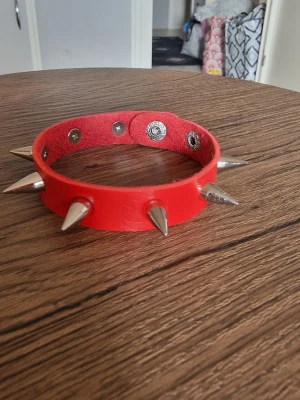 Armband punk med nitar - Armband punk med nitar. Punk gothic style. PU-läderarmband. Hip-hop, rock Musik festival, party, pararmband. Längd 22 cm. Vidd 1,5 cm.