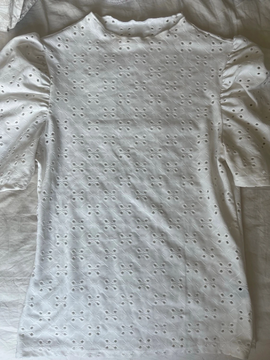 Vit blus med puffärm och broderi