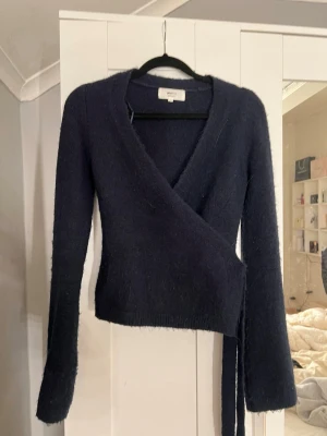 Stickad kofta - Säljer min stickade knyt kofta från Gina🥰 Används aldrig längre, inga defekter, lite små nopprig men superfint skick💕