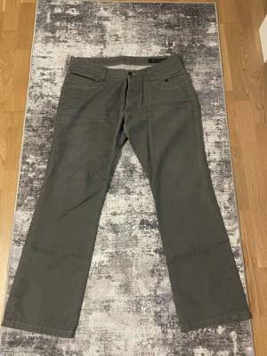 Jack&Jones - Säljer dessa gråa Jack&Jones jeans ,mycket fina och använts väldigt lite och har knappgylf. Priset kan diskuteras.