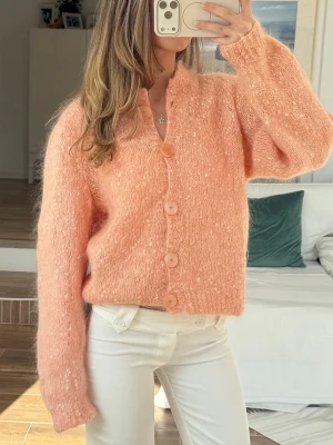 Korall stickad kofta  - Uppskattad storlek M. Skickas inom 24h. Se liknande plagg i min profil! 