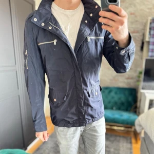 Field jacket - Mycket bra skick, inga defekter! Passar dig som är mellan 180-190cm ungefär. Modellen är 185 cm, 75kg. Passar bra nu till våren! Skriv för mer information!🤝