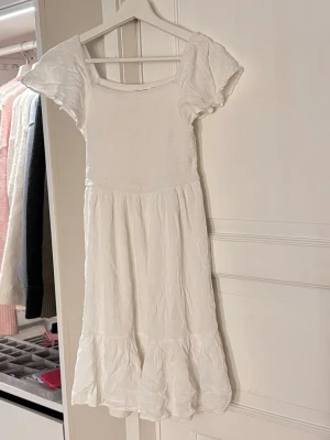 Vit sommarklänning - Vit sommarklänning från Kappahl. Storlek 158 men är mer som en xs. Supersnygg o skön. Skriv vid frågor💕