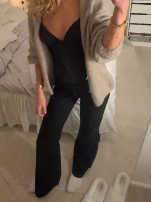 Low waist kostymbyxor  - Helt slutsålda kostymbyxor ifrån Gina tricot 14+!! Super lågmidjade, fickor där bak och sitter perfekt på mig som är 160💕 