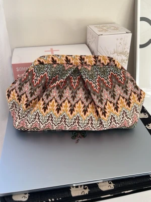 Missioni mönstrad clutch becksöndergaard liknande - Superfin missioni mönstrad clutch! Rymlig och perfekt till sommaren🍓 passar till allt! Becksöndergaard liknande pala bonita bag