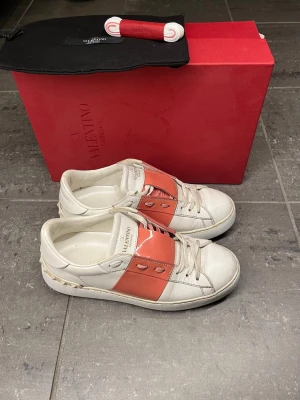 Rosa valentino opens - Fint skick! Storlek 35 kan passa större. Självklart äkta! Box, påse och extra valentino snören medföljer. Kan gå ner i pris vid snabb affär! 