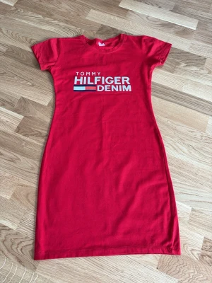 Tommy Hilfiger klänning  - Superfin Tommy Hilfiger klänning i storlek M. Den är ej äkta och därav priset, men annars är den i superbra skick (endast använd 1 gång). 💞