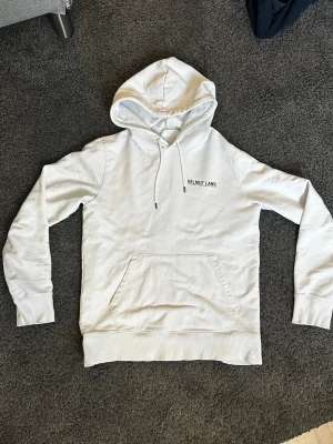 Vit hoodie från Helmut Lang - Säljer en snygg vit hoodie från Helmut Lang med klassisk huva och snören. Storlek M passar ca 180-190 inga fläckar hål eller liknande 
