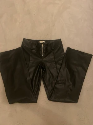 Lackbyxor - Snygga lackbyxor, lågmidjade!!!!!!!!! Älskar de der tyvärr för små därför säljer jag pris kan diskuteras strl 146/152