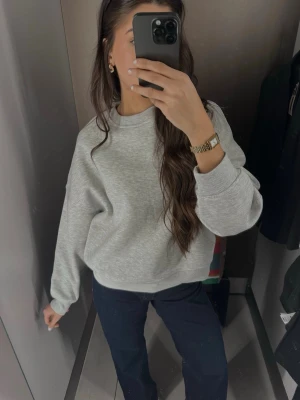 Ljusgrå oversized hoodie - Säljer en ljusgrå oversized tröja i mjukt bomullsmaterial. Helt ny, prislapp kvar🩶