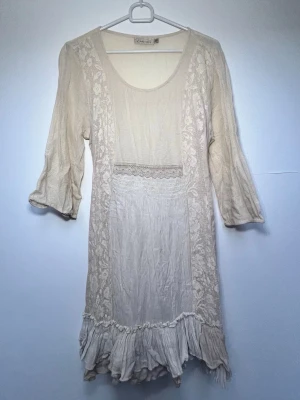 Beige klänning/blus - Beige klänning/tunika ifrån märket Cream i storlek 40🌻 - 100% bomull - Längd: ca 84cm - Nät-tyg på bröst och ärmarna samt broderade blommor i nät-tyget längs sidorna - Volang nedtill