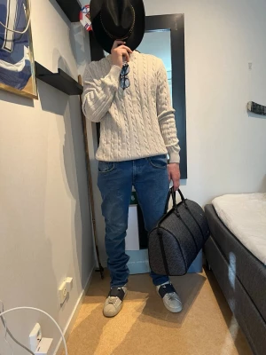 Blåa jeans med en sjukt skön look - Säljer ett par klassiska blå jeans med rak passform och normal midja. Jeansen har fem fickor och subtila kontrastsömmar. Perfekta till vardagslooken och funkar till det mesta. Materialet är denim i bomull och färgen är en tidlös mellanblå nyans. Modellen är 182 och väger 75kg 