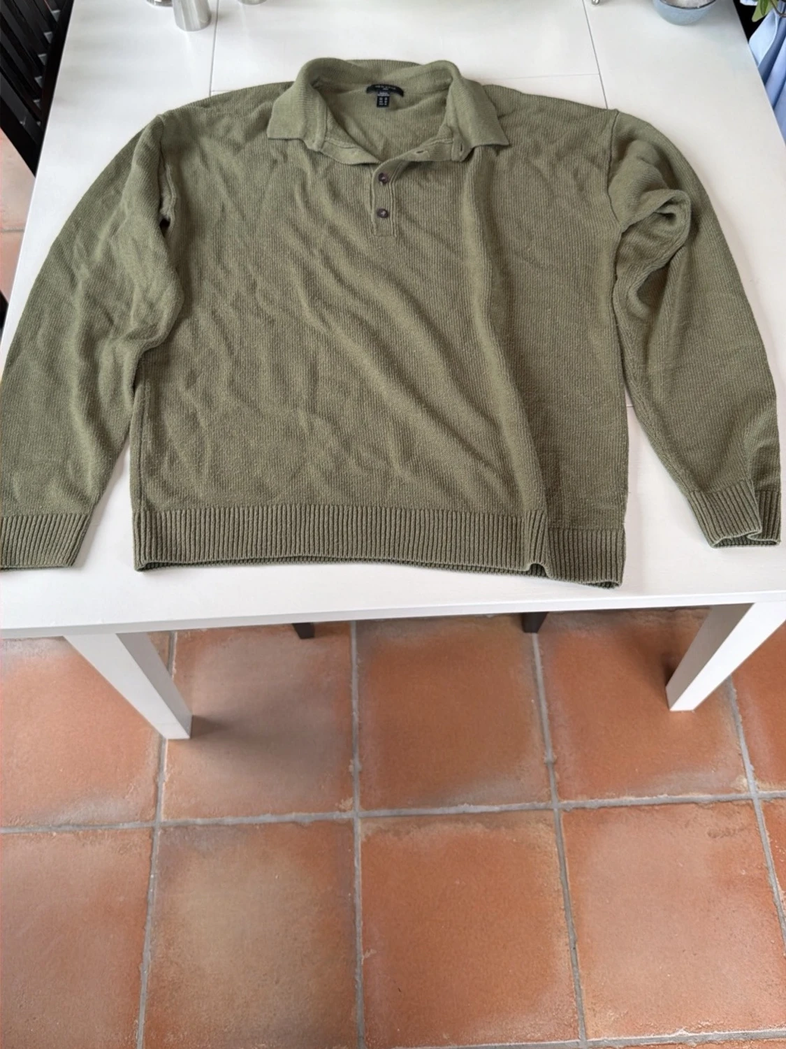 Olivgrön stickad tröja med krage