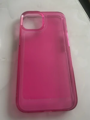 Transparent rosa mobilskal - Säljer ett transparent rosa mobilskal med mjuka kanter och plats för kamera. Skalets material är troligtvis TPU eller silikon, vilket ger bra grepp och skydd. Passar perfekt för dig som vill ha ett färgglatt och stilrent skydd till din mobil. Använt den i mindre en månad. Från butiken ”normal”
