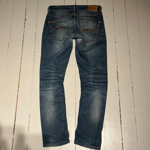 Nudie ”grim tim” jeans - Ett par skit feta nudie jeans | Storlek: W29-L31 | Pris: 549kr priset ej hugget i sten! | Skick: 8/10 använt skick men lagade i skrevet och även högra låret (Gör dom bara snyggare). Nudie jeans blir fetare och fetare desto mer man använder de övertiden och dessa är ett perfekt exempel för det. Skriv vid frågor!