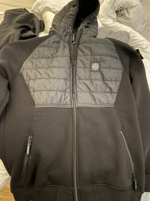 Herr jacka  - Helt ny min kille har aldrig använt den ligger bara hemma. Storlek passar för dom så har storlek M/L