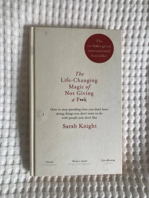 The life changing magic of not giving a fuck - Sarah Knight - Inbunden bok a Sarah Knight - The life-changing magic of not giving a fuck. Lite kantstött på framsidan, se bilden. Övrigt i fint skick 🌸