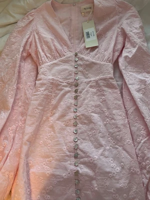 Adoore klänning - Säljer denna jättefina populära klänningen från adoore då den tyvärr var för lite för mig😔 prislapp sitter kvar så endast testad❣️pris kan diskuteras vid snabb affär