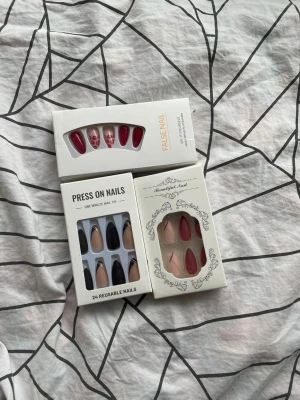Mixade press-on naglar i olika färger - Tre förpackningar press-on naglar som är oanvända. Jättefina och lätta att sätta på🤗
