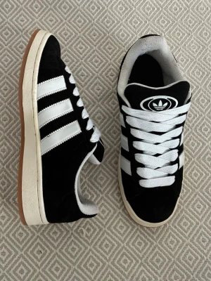 Adidas Samba svart - Adidas Samba svart/vit.                         Storlek: 42.              Otroligt bra skick