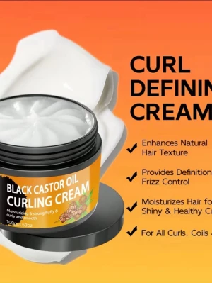 Curling Cream med svart ricinolja - En burk curling cream med svart ricinolja som definierar lockar och ger fukt till håret. Krämen har en vit, krämig konsistens och kommer i en rund plastburk med svart lock och orange etikett. Passar alla typer av lockar och motverkar friss.