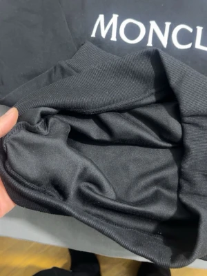 Moncler tröja svart - Moncler tröja i färgen svart 