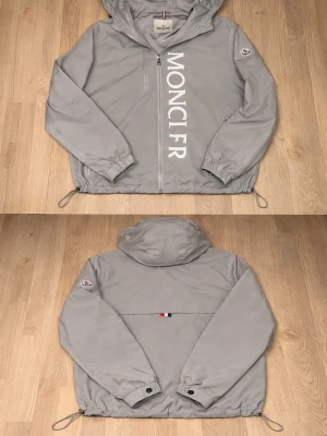 Moncler jacka  - Grå Moncler windbreaker perfekt för våren och sommaren, bra för blåsiga dagar eller en sommar dag, pris går att diskutera, skriv vid intresse. Storlek M.