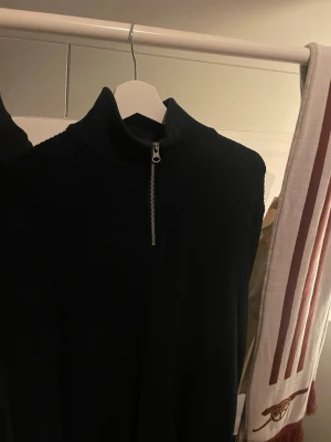 Stickad halfzip tröja | Zara - Marinblå stickad halfzip tröja ifrån Zara i storlek L. Tröjan är enbart använd 1 gång pga att den var för stor. Skriv privat för fler bilder eller andra funderingar!
