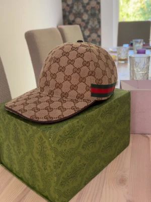 Gucci keps S - Tja! Köp min Gucci keps i storlek small, använd fåtal gånger och otroligt fräsch. 