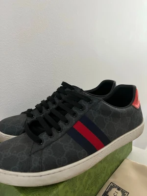 Gucci Ace - Gucci Ace, storlek 44. Knappast använda, köpta för 7200 på Gucci butiken i Stockholm. Låda, dustbag ingår. 