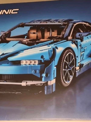 Lego Technic Bugatti Chiron bil - Säljer en blå Lego Technic Bugatti Chiron modellbil. Byggsatsen har realistiska detaljer som sportiga fälgar, detaljerad interiör och rörliga delar. Perfekt för dig som gillar bilar och byggsatser. Kommer i originalförpackning.