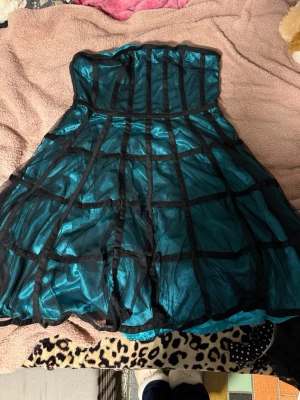 Finare klänning - En finare klänning från Teatro. Den har dragkedja med korsettremsor upptill