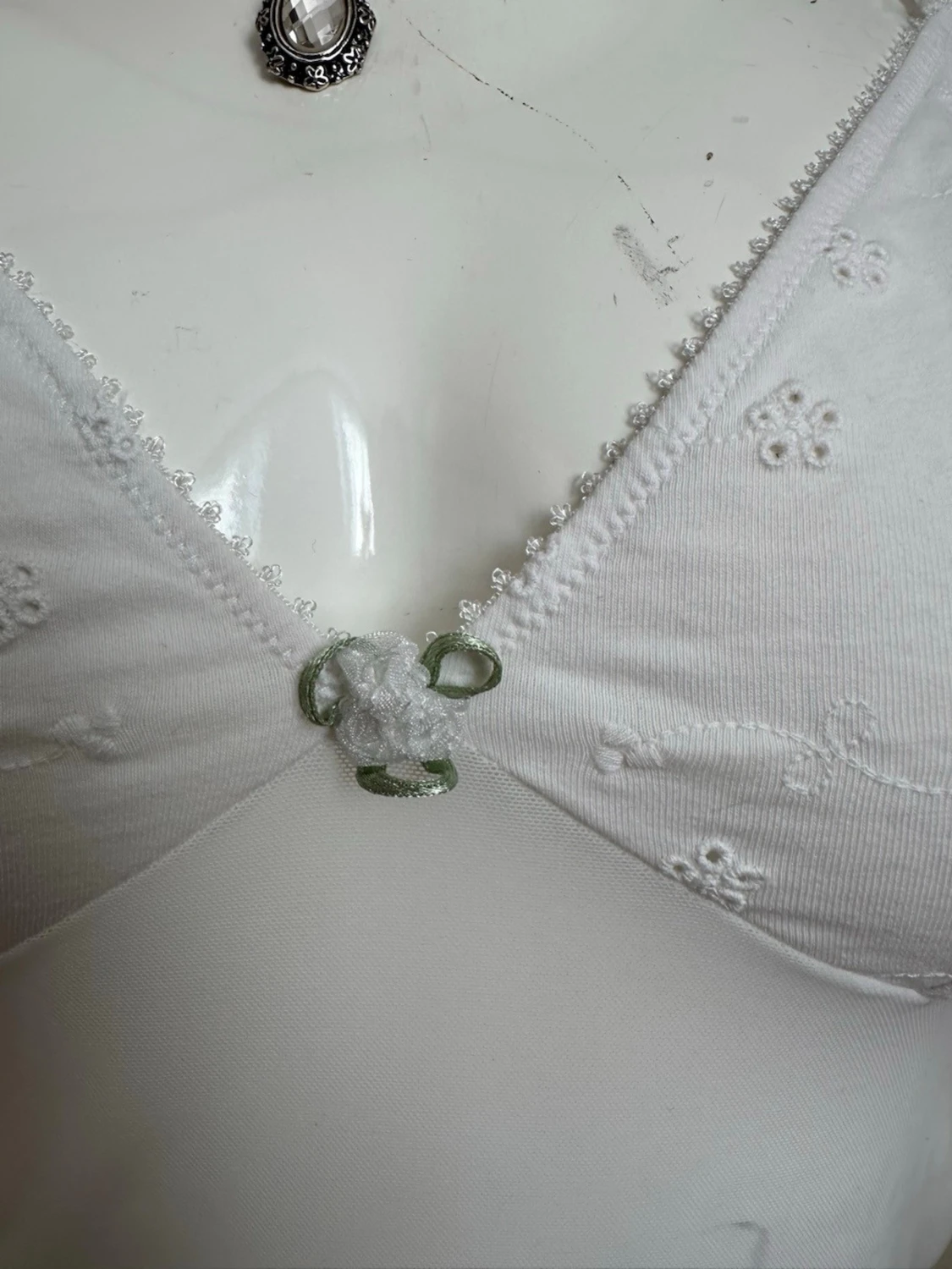 Vit spetstopp med broderade blommor - 1