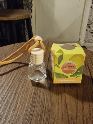 Bildoft flaska med citondoftolja - Bildoft flaska med citondoftolja. Långvarig bilfräschare med eterisk olja. Naturlig dofter av citron. 4,7 cm hög. Bredd 3,9 cm. Skruva av träkorken och ta bort plastpluggen. Skruva tillbaka och vänd flaskan upp o ner några sekunder och oljan sugs in i korken. 