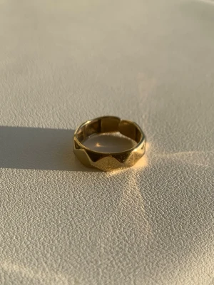 Sostfria ringar i guld  - Tre olika ringar i guld. De är rostfria och justerbara. Säljer den då jag har bytt till silversmycken ❣️Säljer alla tre för ett billigt pris!