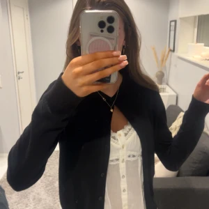 Svart kofta - Säljer en stilren svart kofta med knappar framtill. Koftan går att klä ner och upp. Skriv privat för fler bilder eller frågor