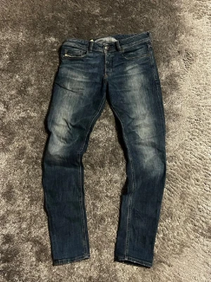 Diesel jeans - Tja, säljer nu dessa tvär feta diesel jeans men en väldigt fin patina. Väldigt fint skick utan någon tecken på användning. Skriv vid minsta lilla fundering! Priset är ej hugget i sten. W30 L32