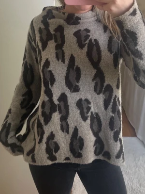 Leopard tröja  - Så snygg stickad tröja med mönster!! 🩷🩷från Lindex